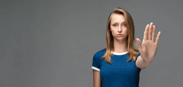 Menina Séria Com Cabelo Liso Loiro Camiseta Azul Mostra Uma — Fotografia de Stock