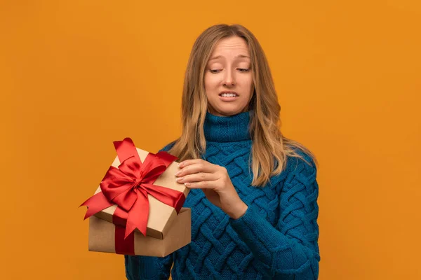 Encantadora Joven Rubia Jersey Azul Punto Abrir Regalo Con Cinta —  Fotos de Stock