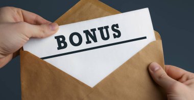 Mavi arka planda BONUS sözcüğü olan el sanatları zarfı, iletişim konsepti.