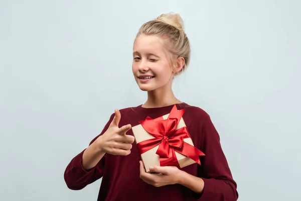 Retrato Niña Rubia Feliz Años Vestida Con Suéter Casual Sosteniendo —  Fotos de Stock