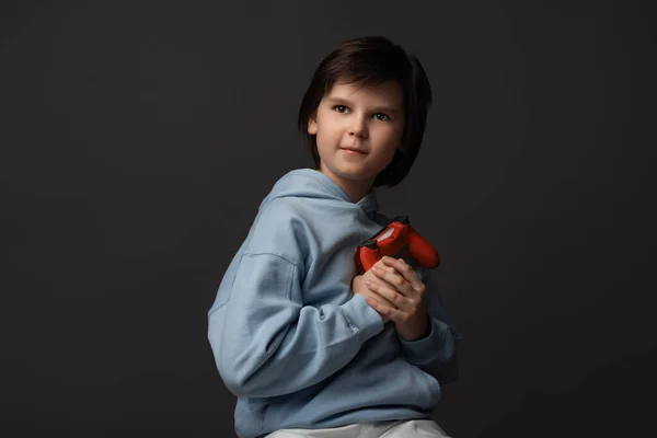 Porträtt Söt Pojke Gammal Klädd Avslappnade Kläder Stående Med Joystick — Stockfoto