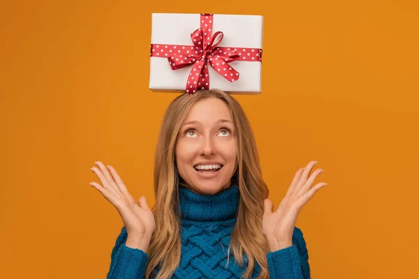 Okouzlující Mladá Blondýnka Pleteném Svetru Drží Dárkovou Krabici Hlavě Studio — Stock fotografie