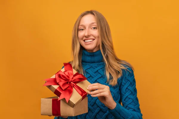 Encantadora Joven Rubia Jersey Azul Punto Abrir Regalo Con Cinta —  Fotos de Stock