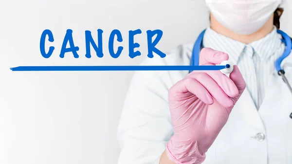 코트를 의사를 청진기와 분홍빛 장갑을 마커로 Cancer 단어를 의학적 — 스톡 사진