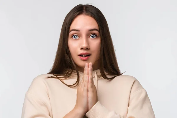 Bild Einer Zufriedenen Brünetten Frau Mit Langen Haaren Die Lächelt — Stockfoto