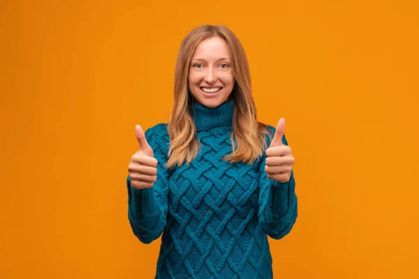 Jovem Mulher Positiva Camisola Azul Malha Sorrindo Mostrando Gesto Polegar — Fotografia de Stock