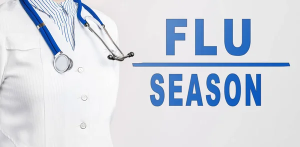 Szöveg Flu Season Fehér Alapon Közelben Van Egy Orvos Fehér — Stock Fotó