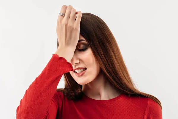 Menina Bonita Com Cabelo Castanho Longo Camisola Vermelha Casual Fez — Fotografia de Stock