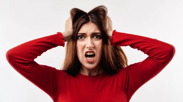 Gambar Wanita Muda Stres Dengan Rambut Kastanye Panjang Mengenakan Sweater — Stok Foto