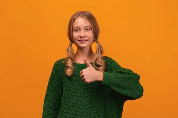 Imagen Encantadora Chica Rubia Años Suéter Verde Cálido Sonriendo Mostrando — Foto de Stock