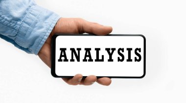 Smartphone 'u kelime analiziyle tutan bir erkeğin yakın çekimi. Kavramsal fotoğraf