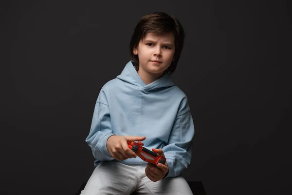 Портрет Симпатичного Мальчика Лет Одетого Повседневную Одежду Стоящего Джойстиком Руках — стоковое фото
