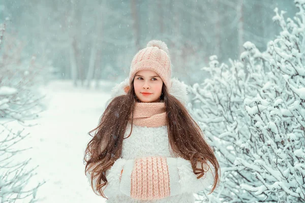 Piękna Dziewczynka Lat Dzianinie Kapelusz Tle Lasu Zimowego Ciepłe Białe — Zdjęcie stockowe