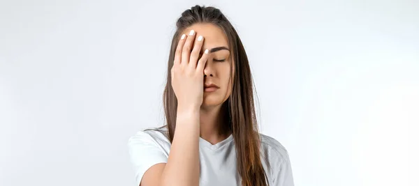 Jeune Femme Aux Longs Cheveux Châtain Couvre Visage Ferme Les — Photo