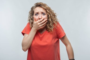 - Korkuyorum. Kıvırcık saçlı, sıradan tişörtlü, elleri ile ağzını kapatan korkmuş sarışın kız görüntüsü. Korku, fobi, panik atak, korku ve yüz ifadesi konsepti