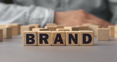 Brand kelimesi tahta küplerden yapılmıştır. Kavramsal fotoğraf. Seçici odaklanma. Küplerdeki yüzeysel alan derinliği