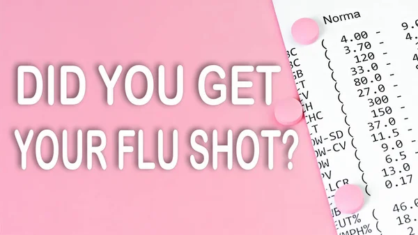 言葉あなたのインフルエンザのショットを取得しましたピンクの背景に丸薬と財務文書 医療の概念 トップビュー — ストック写真