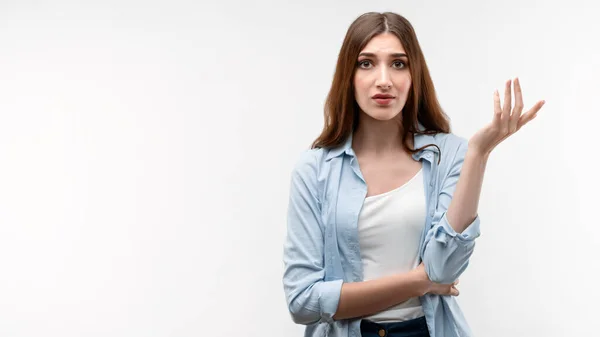 Estúdio Tiro Menina Descontente Com Cabelo Castanho Longo Vestido Com — Fotografia de Stock