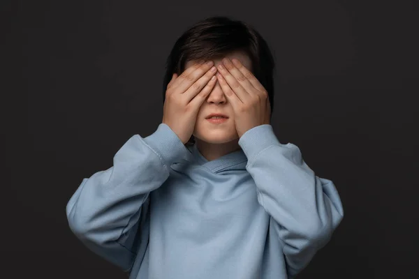 Portrait Boy Years Old Dressed Casual Clothes Covering His Eyes — Stock Photo, Image