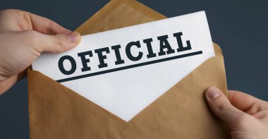 Mavi arka planda kelime OFFICIAL ile erkek el sanatları zarfı, iletişim konsepti