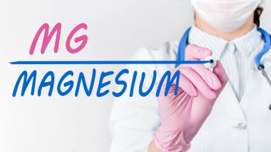 Beyaz önlüklü, steteskoplu ve pembe steril eldivenli kadın doktoru kapat ve keçeli kalemle MAGNESIUM yaz. Tıbbi konsept