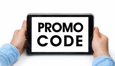 Metin PROMO kodlu bir tableti elinde tutan bir erkeğin resmi. Beyaz arkaplanda izole