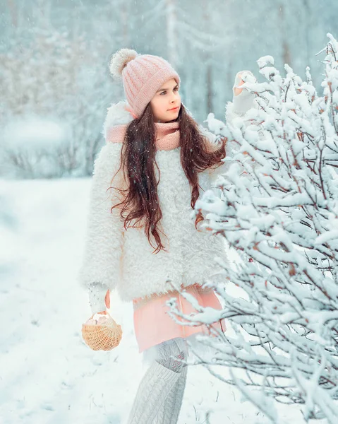 Piękna Dziewczynka Wieku Lat Spacerująca Zimowym Lesie Ciepłe Białe Zimowe — Zdjęcie stockowe