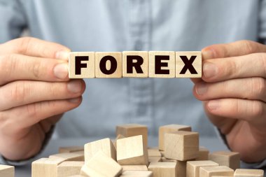 Tahta küplerden yapılmış FOREX kelimesi. Kavramsal fotoğraf. Seçici odaklanma. Küplerdeki yüzeysel alan derinliği