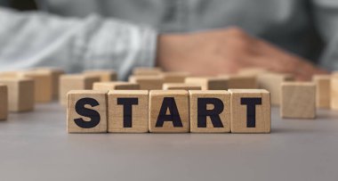 Tahta küplerden yapılmış START kelimesi. Kavramsal fotoğraf. Seçici odaklanma. Küplerdeki yüzeysel alan derinliği