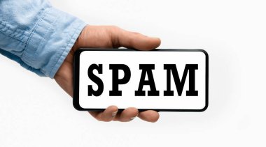 Smartphone 'u kelime spam ile elinde tutan bir erkeğin yakın çekimi. Kavramsal fotoğraf