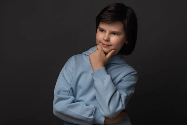 Foto Niño Pensativo Años Vestido Con Ropa Casual Pie Con — Foto de Stock