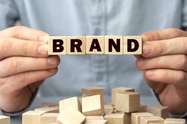 Brand kelimesi tahta küplerden yapılmıştır. Kavramsal fotoğraf. Seçici odaklanma. Küplerdeki yüzeysel alan derinliği