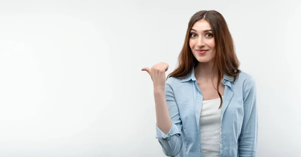 Mooi Meisje Met Lang Kastanjebruin Haar Gekleed Casual Kleding Wijzend — Stockfoto