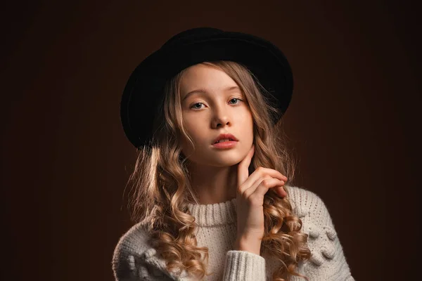 Encantadora Chica Adolescente Rubia Sombrero Negro Posando Estudio Sobre Fondo —  Fotos de Stock
