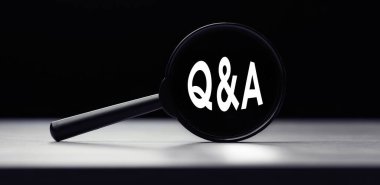 Soru ve cevap sözcüğünün olduğu büyüteç. Arama fikri