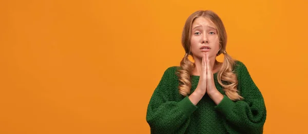 Retrato Una Linda Chica Rubia Años Con Suéter Verde Cálido —  Fotos de Stock