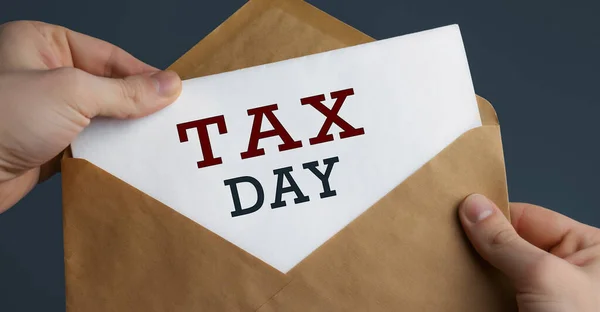 Крупный План Мужских Рук Держащих Конверт Текстом Tax Day Синем — стоковое фото