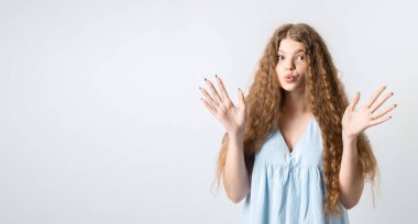 Pozitif insani duygular, tepki ve şaşkınlık. Şaşırmış, kıvırcık saçlı, geniş gözlü, duygusal hareket eden, erkek arkadaşından sürpriz aldığı için heyecanlanan, mutlu bir kız.