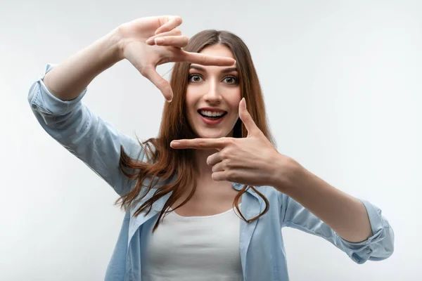 Portret Van Positief Meisje Met Lang Kastanjebruin Haar Gekleed Casual — Stockfoto