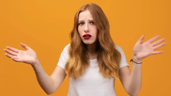 Chica Desconcertada Con Pelo Largo Ondulado Rubia Uso Camiseta Blanca — Foto de Stock