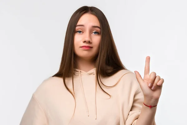Портрет Серйозної Молодої Жінки Довгим Каштановим Волоссям Показує Індексний Палець — стокове фото