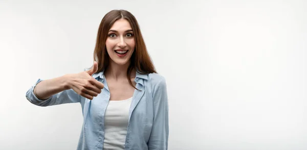 Junge Frau Mit Langen Kastanienbraunen Haaren Lässig Gekleidet Zeigt Mit — Stockfoto