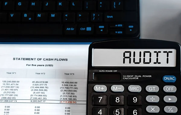 Calculatrice Avec Mot Audit Sur Écran Monnaie Finance Concept Entreprise — Photo