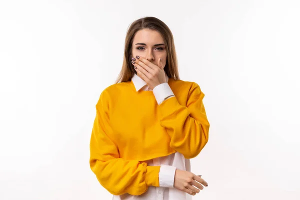 Frustriertes Brünettes Mädchen Lässiger Kleidung Bedeckt Den Mund Mit Einer — Stockfoto