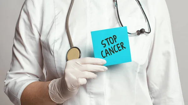 장갑을 Stop Cancer 쪽지를 의사의 모습이 띄었다 의학적 — 스톡 사진