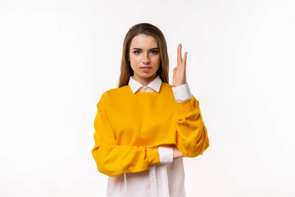 Menina Morena Bonita Roupas Casuais Levanta Mão Sorrindo Olhando Diretamente — Fotografia de Stock