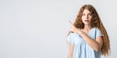 Görsen iyi olur. Kıvırcık saçlı, tek parmakla işaret eden meraklı Avrupalı kız terfiniz için boş yer gösteriyor. İnsanlar, reklam kavramı