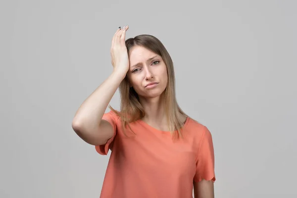 Une Jeune Fille Blonde Inquiète Frustrée Ressent Fatigue Comme Des — Photo