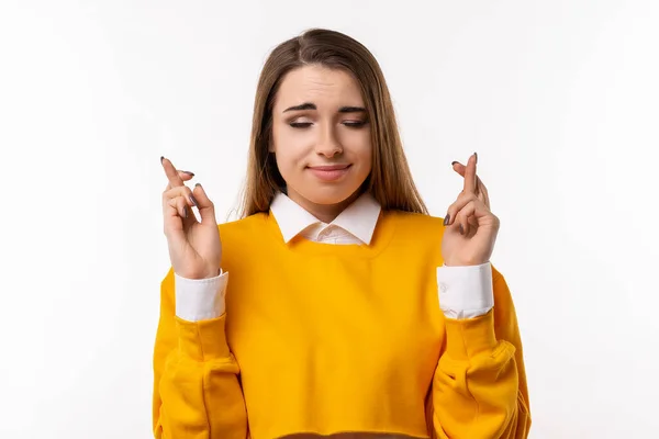 Aantrekkelijk Brunette Meisje Casual Kleding Kruis Vingers Veel Geluk Bidden — Stockfoto