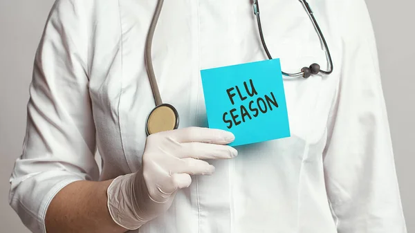 장갑을 Flu Season 쪽지를 의사의 모습이 띄었다 의학적 — 스톡 사진